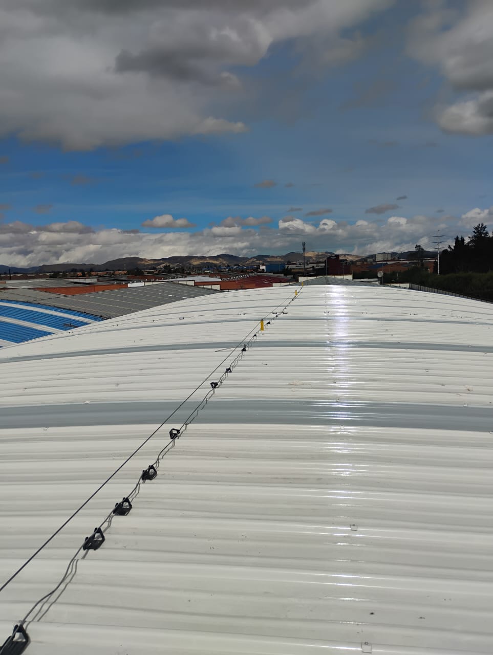 Instalación de cubierta industrial