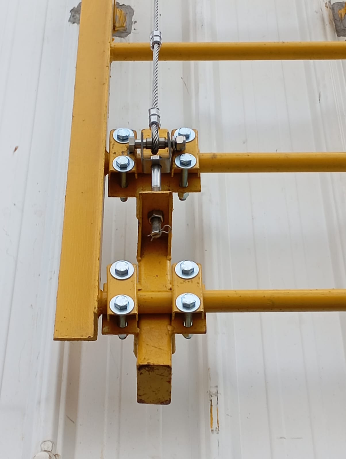 Escalera tipo gato en instalación industrial